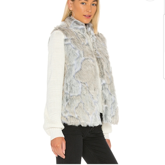 ✨3for$25✨BBDakotaNWT In A Furry FauxFur Vest Ivory - Picture 8 of 8